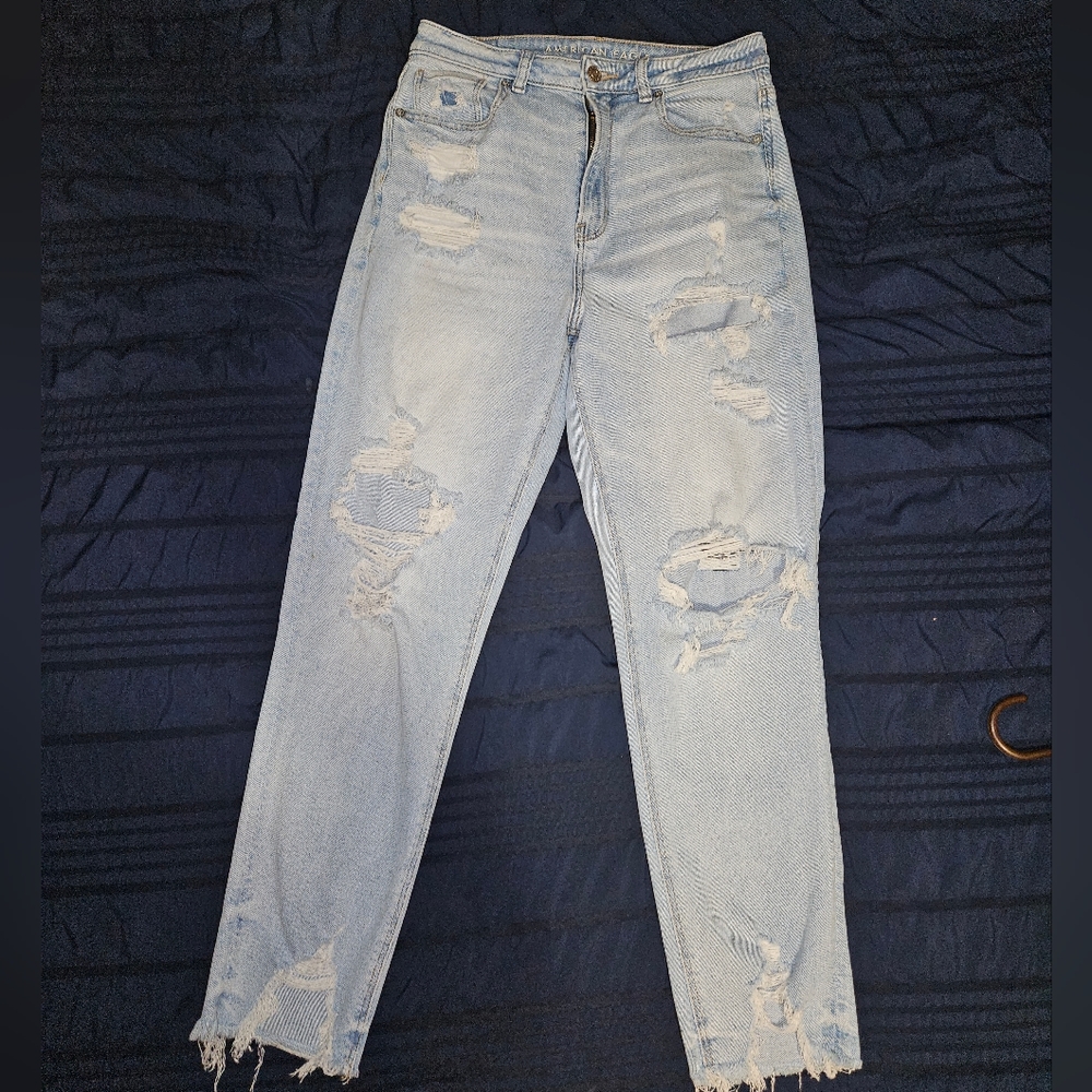 American Eagle distressed highest rise mom jean, size 8 long stretch